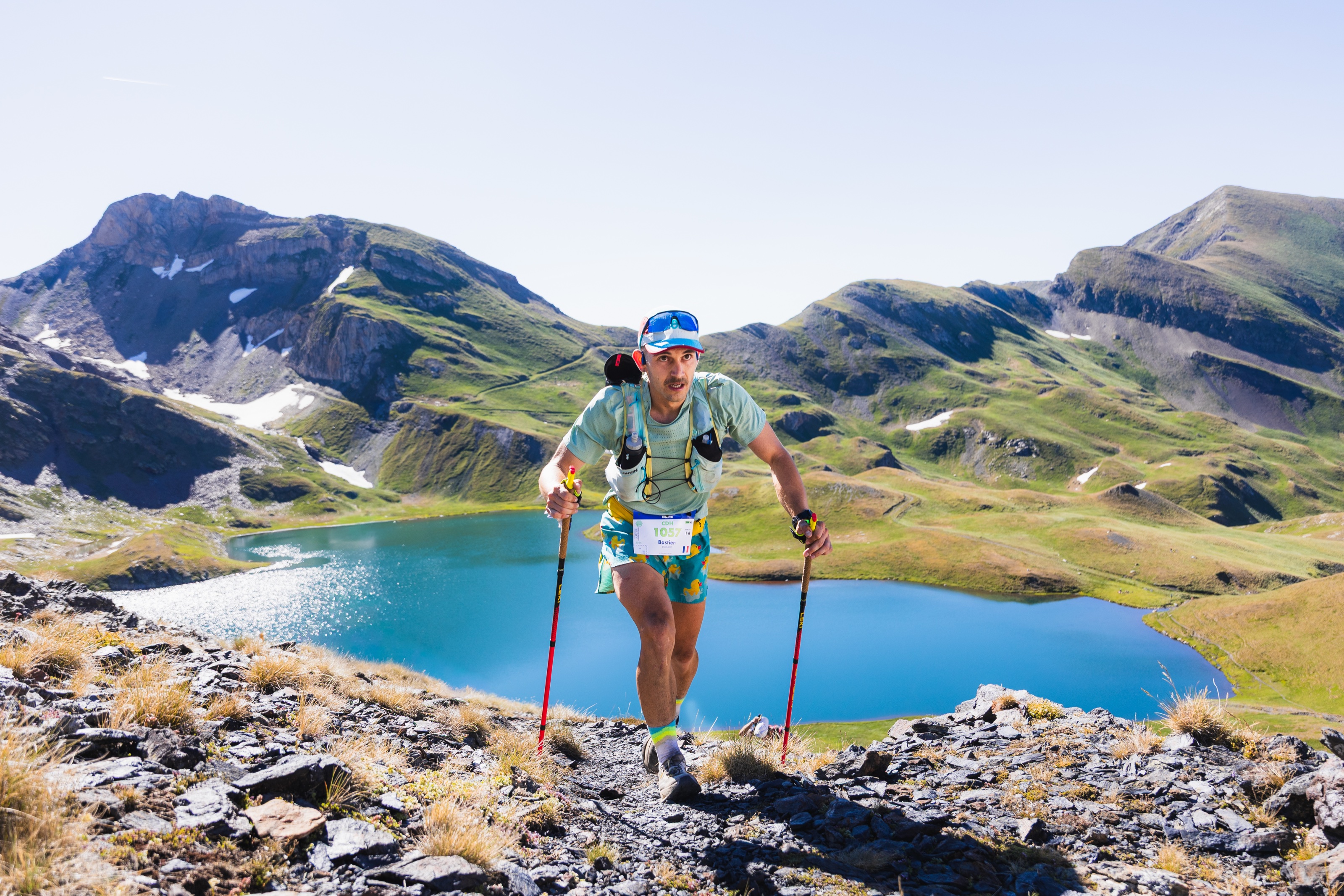 Amb bastons, per damunt d'un estany d'alta muntanya