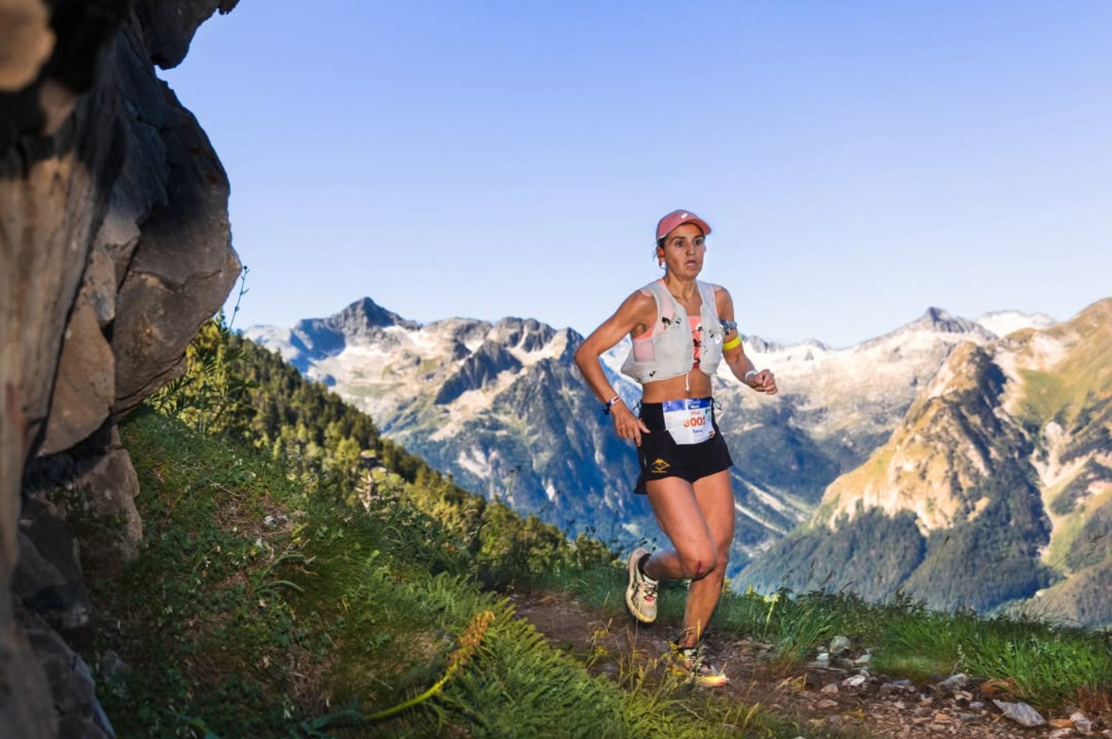 Corredora per la carena amb els Pirineus al fons